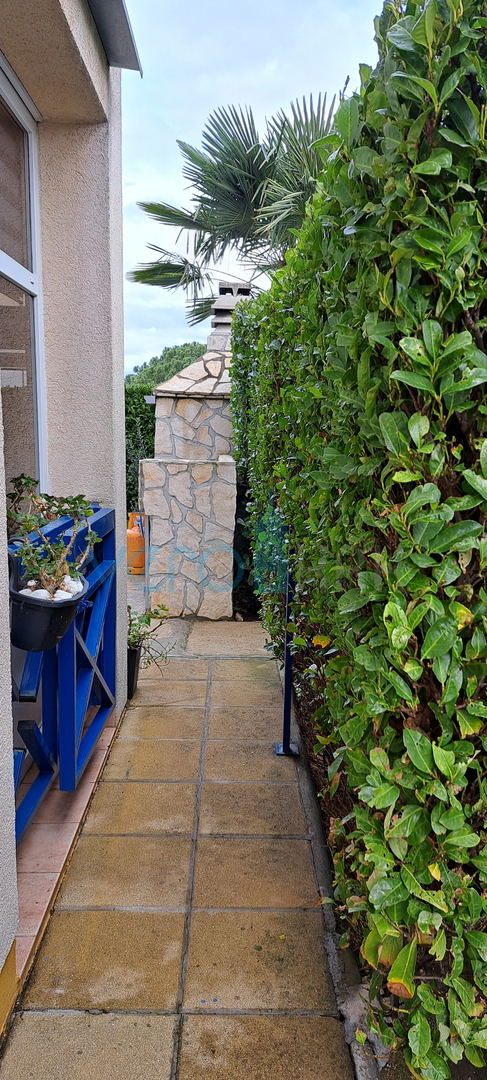 Otok Krk, Malinska, centar,  moderan stan u prizemlju, okućnica, prodaja