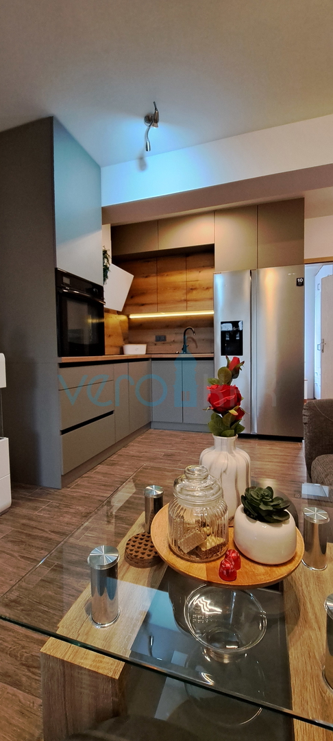 Otok Krk, Malinska, centar,  moderan stan u prizemlju, okućnica, prodaja