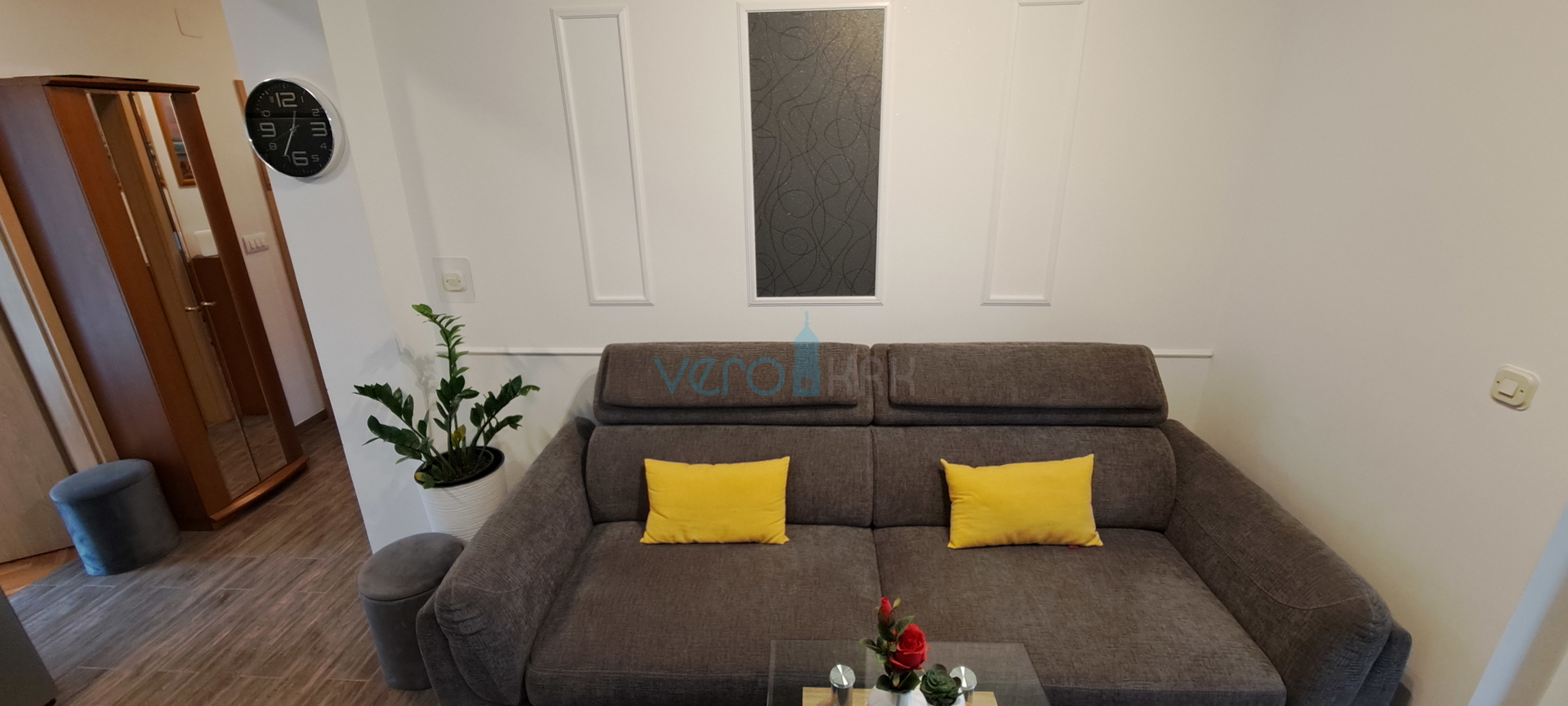 Otok Krk, Malinska, centar,  moderan stan u prizemlju, okućnica, prodaja