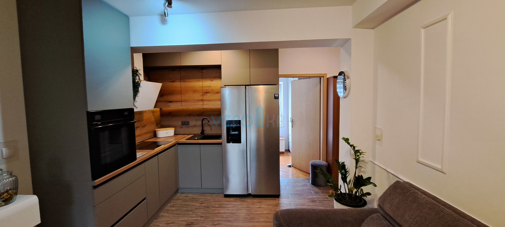 Otok Krk, Malinska, centar,  moderan stan u prizemlju, okućnica, prodaja