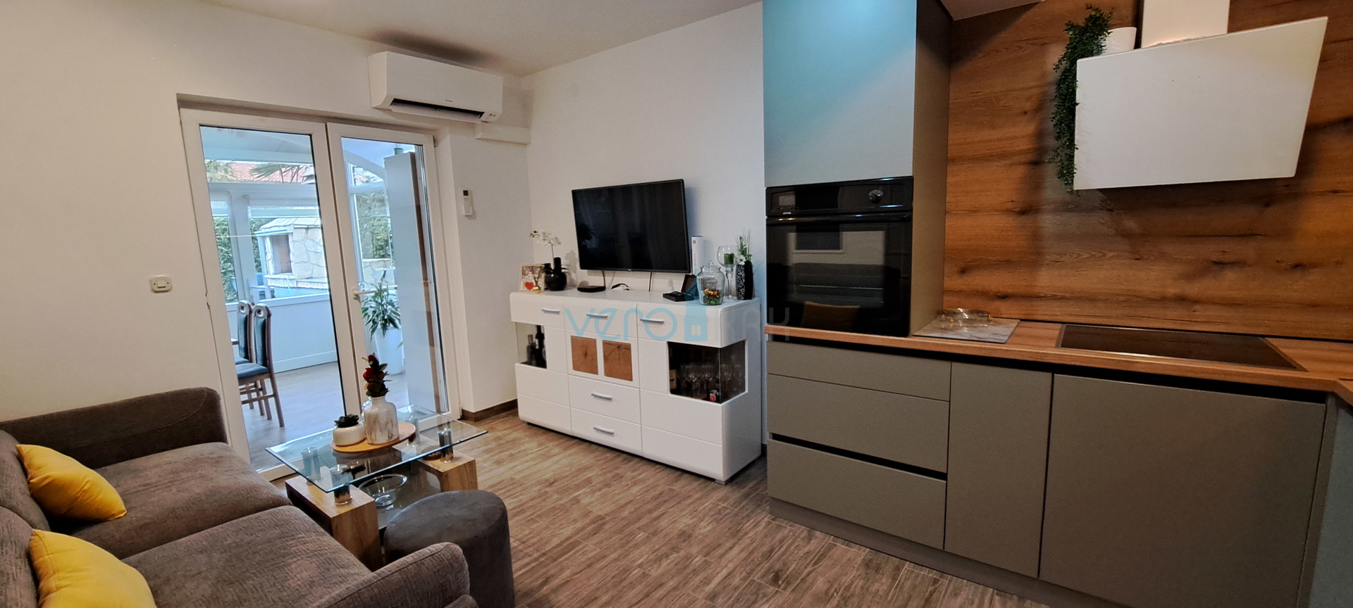 Insel Krk, Malinska, Zentrum, moderne Erdgeschosswohnung, Grundstück, Verkauf