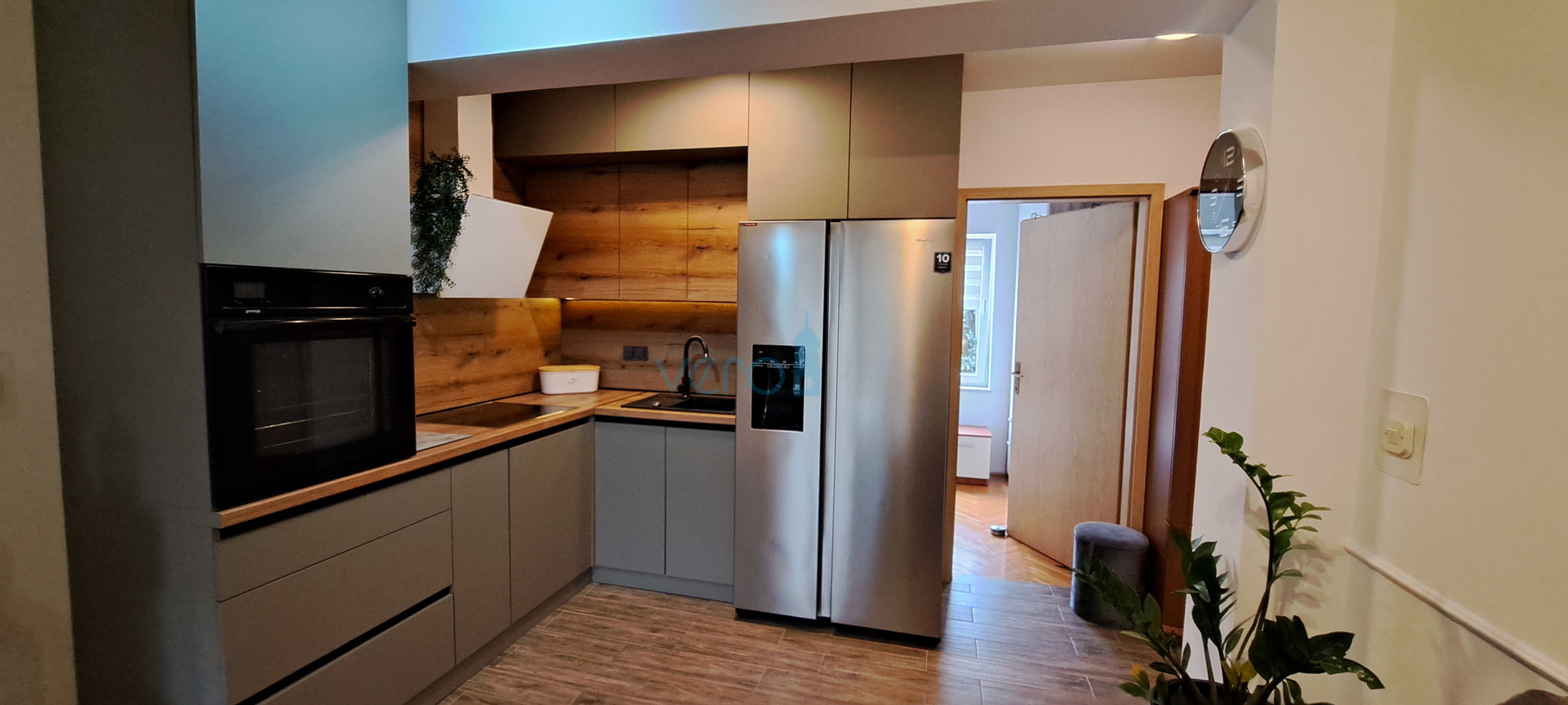 Otok Krk, Malinska, centar,  moderan stan u prizemlju, okućnica, prodaja