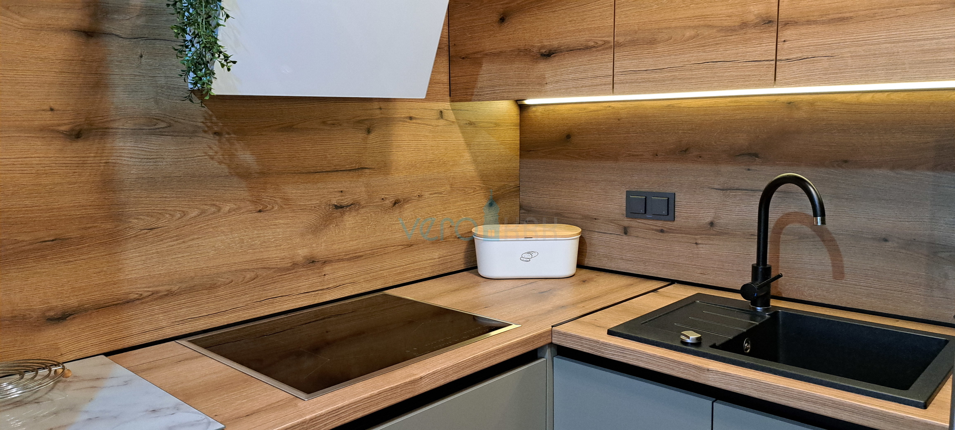 Otok Krk, Malinska, centar,  moderan stan u prizemlju, okućnica, prodaja