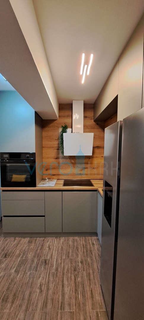 Otok Krk, Malinska, centar,  moderan stan u prizemlju, okućnica, prodaja