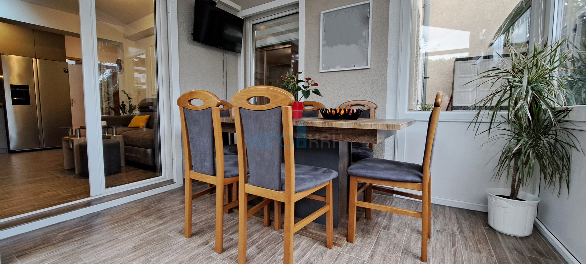 Otok Krk, Malinska, centar,  moderan stan u prizemlju, okućnica, prodaja