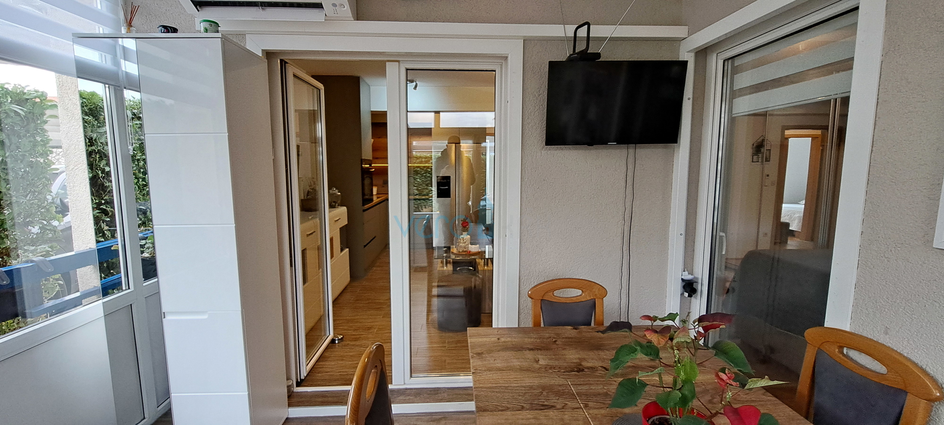 Otok Krk, Malinska, centar,  moderan stan u prizemlju, okućnica, prodaja