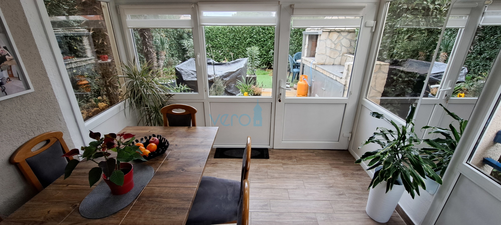 Otok Krk, Malinska, centar,  moderan stan u prizemlju, okućnica, prodaja