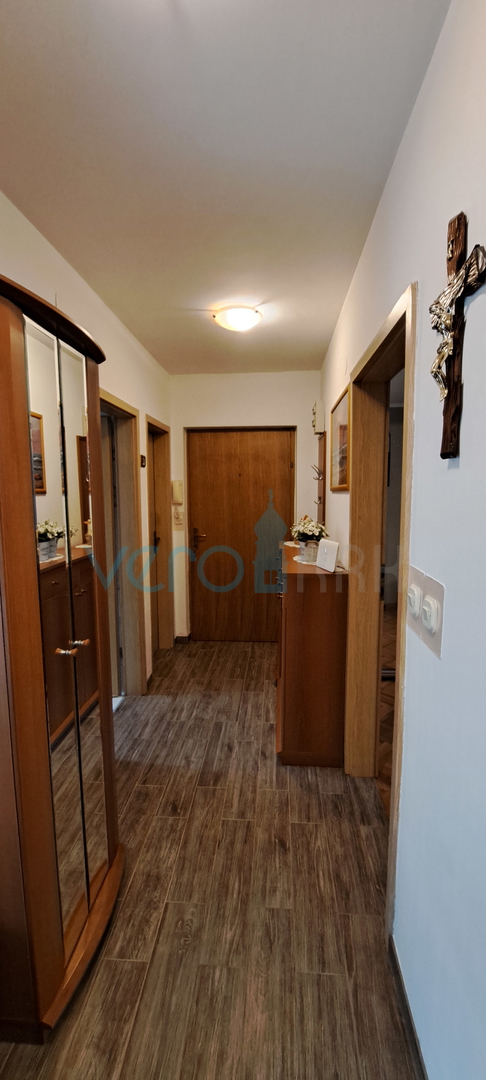 Otok Krk, Malinska, centar,  moderan stan u prizemlju, okućnica, prodaja