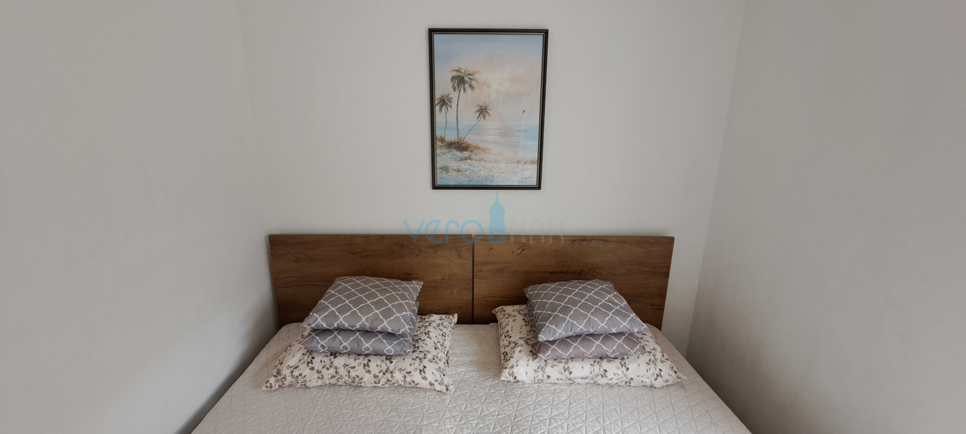 Otok Krk, Malinska, centar,  moderan stan u prizemlju, okućnica, prodaja