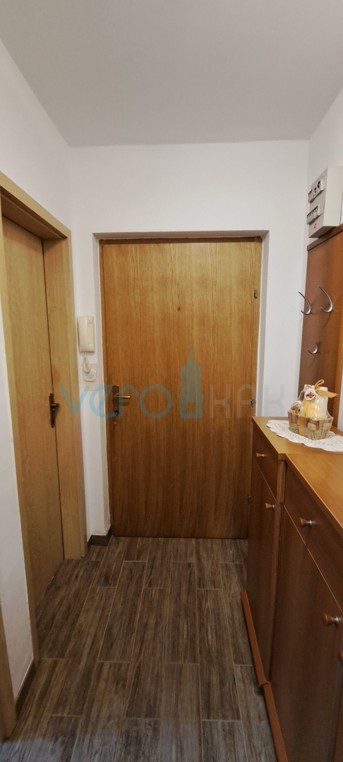 Otok Krk, Malinska, centar,  moderan stan u prizemlju, okućnica, prodaja