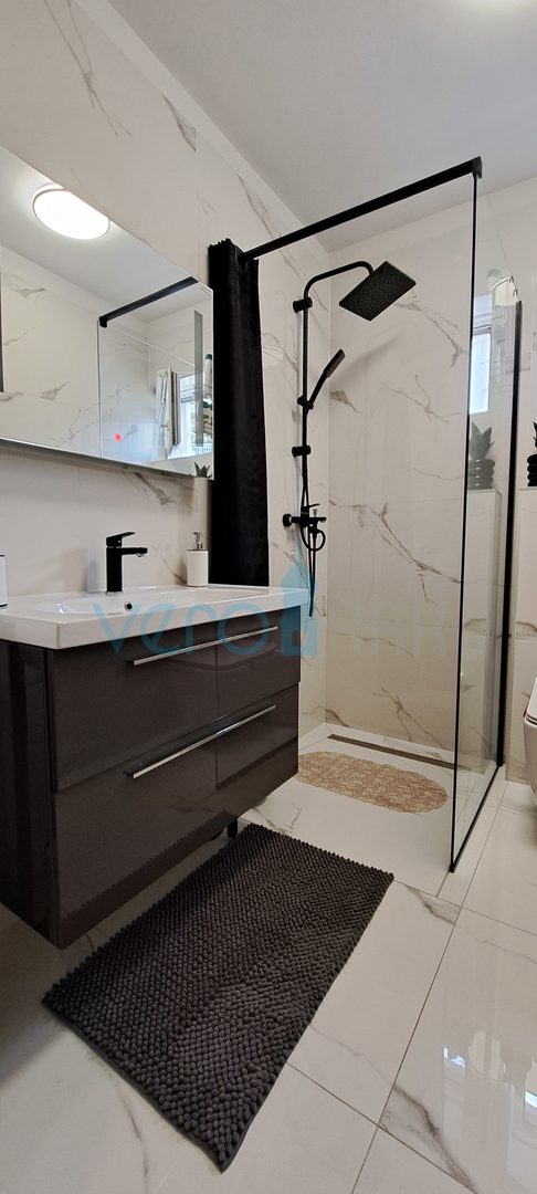 Otok Krk, Malinska, centar,  moderan stan u prizemlju, okućnica, prodaja