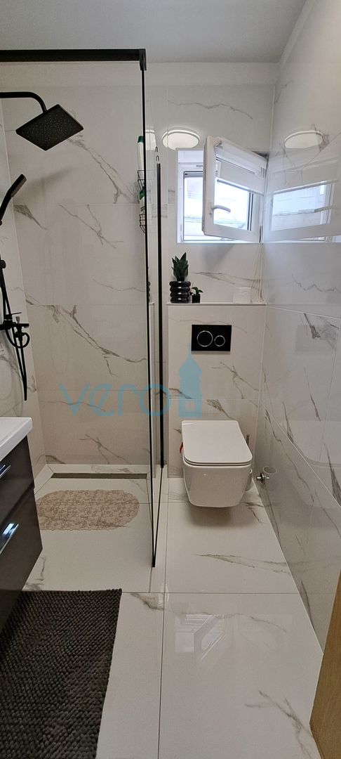 Otok Krk, Malinska, centar,  moderan stan u prizemlju, okućnica, prodaja