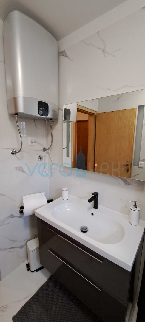 Otok Krk, Malinska, centar,  moderan stan u prizemlju, okućnica, prodaja