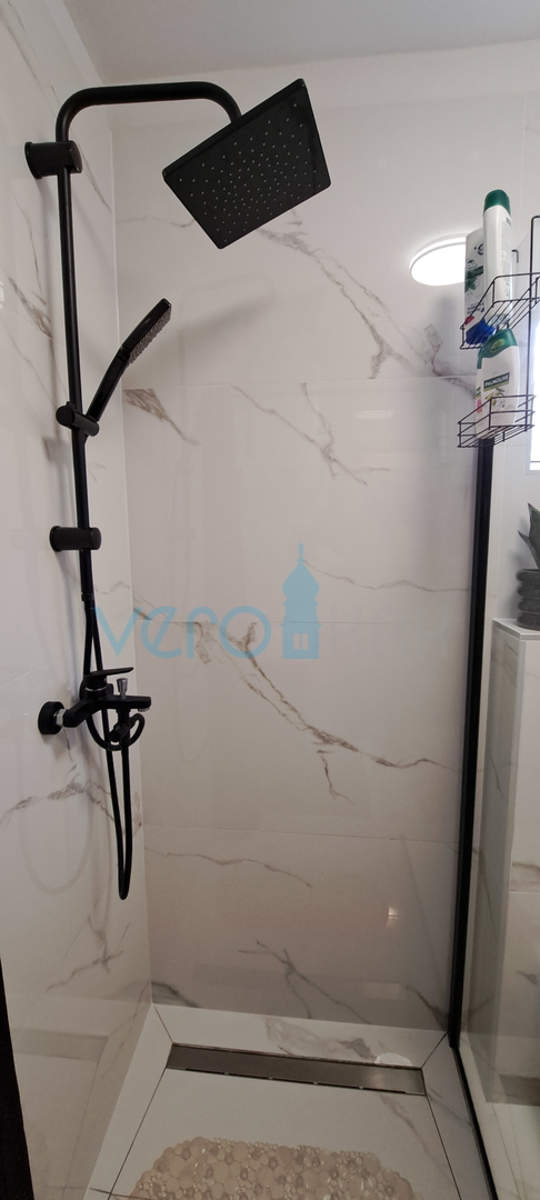 Otok Krk, Malinska, centar,  moderan stan u prizemlju, okućnica, prodaja