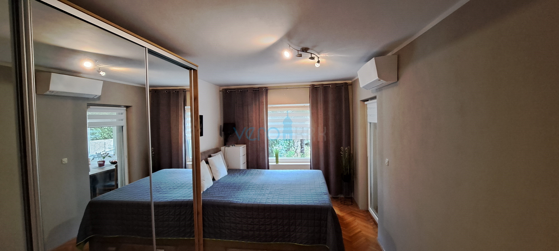 Otok Krk, Malinska, centar,  moderan stan u prizemlju, okućnica, prodaja