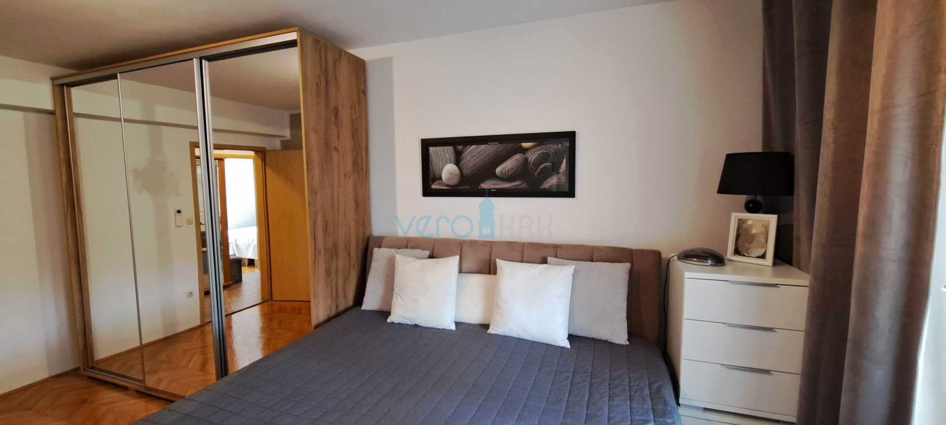 Otok Krk, Malinska, centar,  moderan stan u prizemlju, okućnica, prodaja