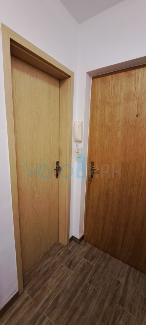 Otok Krk, Malinska, centar,  moderan stan u prizemlju, okućnica, prodaja