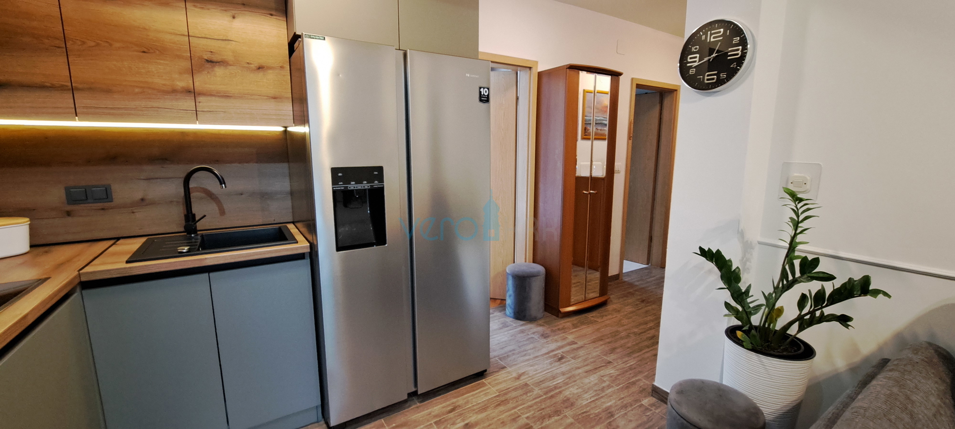 Otok Krk, Malinska, centar,  moderan stan u prizemlju, okućnica, prodaja