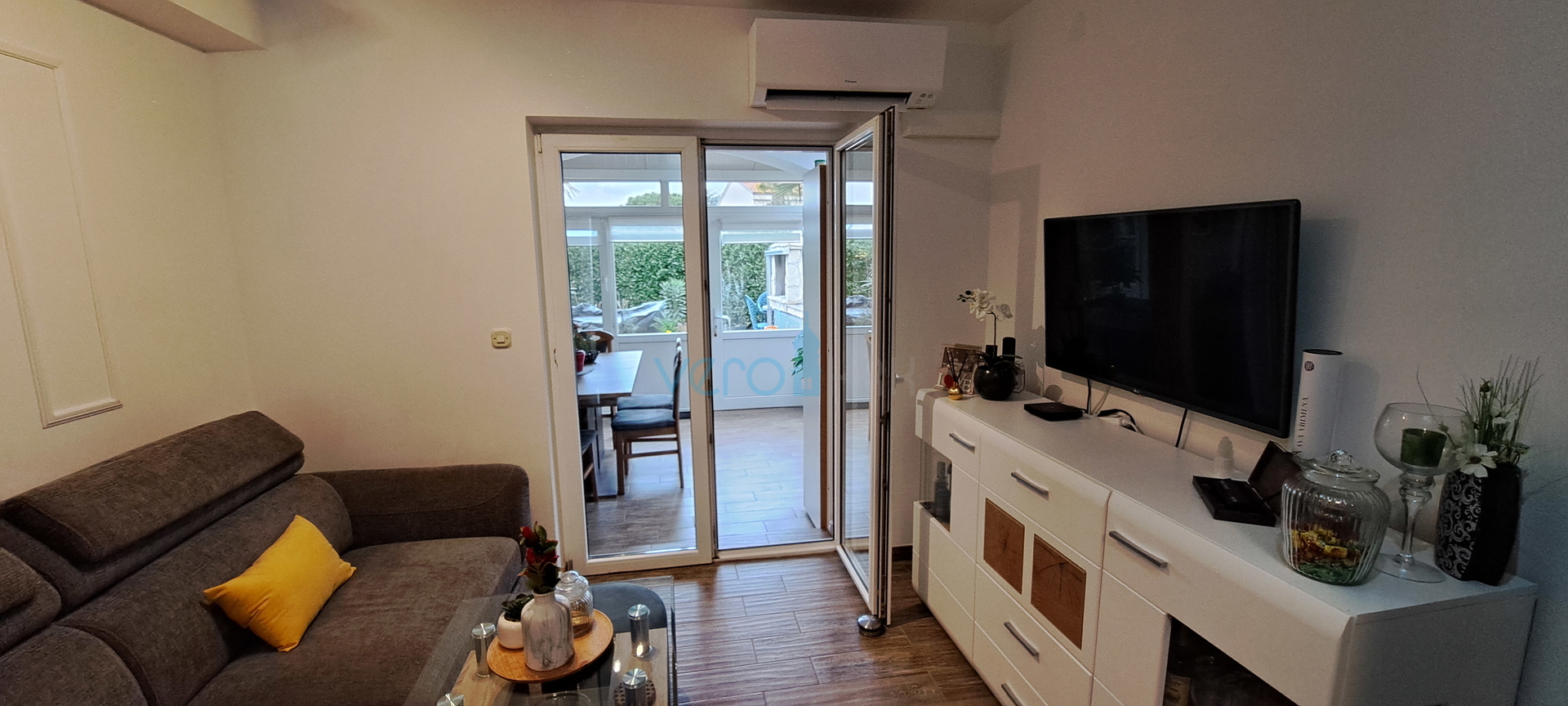 Otok Krk, Malinska, centar,  moderan stan u prizemlju, okućnica, prodaja