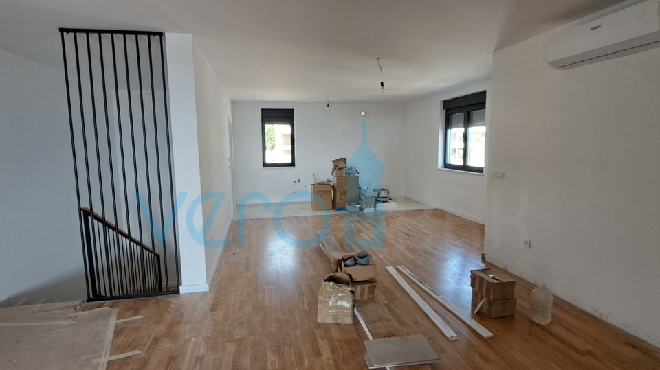 Stadt Krk, moderne Maisonette-Wohnung, Dachpool, Terrasse, Aussicht, Neubau, Verkauf