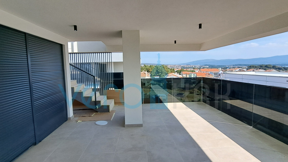 Stadt Krk, moderne Maisonette-Wohnung, Dachpool, Terrasse, Aussicht, Neubau, Verkauf