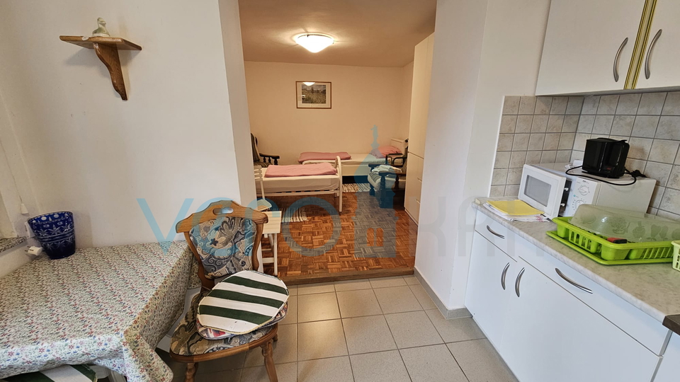 Crikvenica, Dramalj, Einzimmerwohnung mit Terrasse, im Souterrain, zu verkaufen