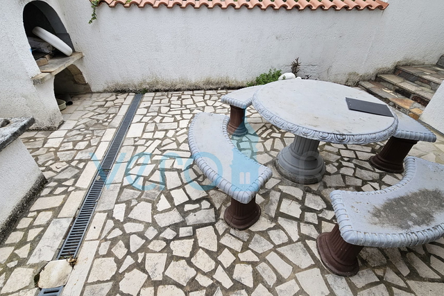 Crikvenica, Dramalj, Einzimmerwohnung mit Terrasse, im Souterrain, zu verkaufen