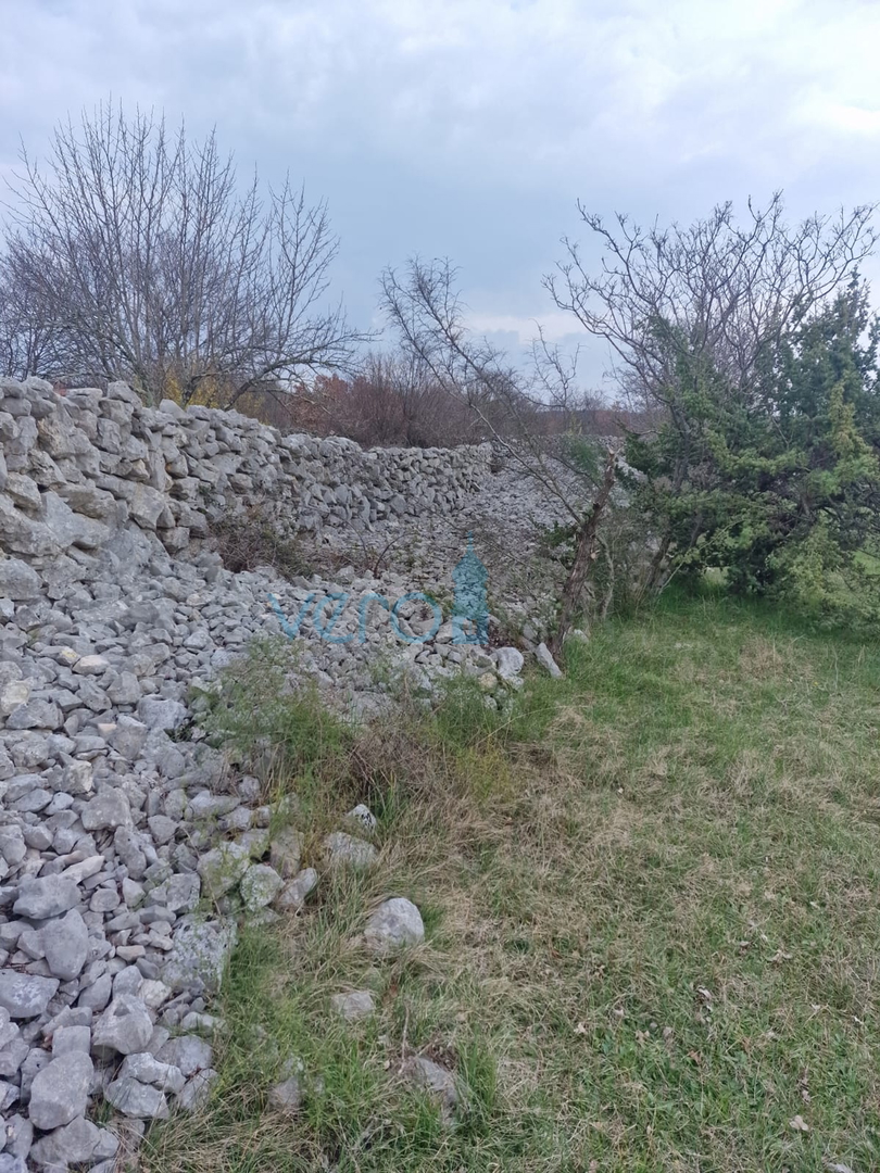 Krk okolica,  2651m2 poljoprivredno zemljište, potencijal za maslinik, prodaja