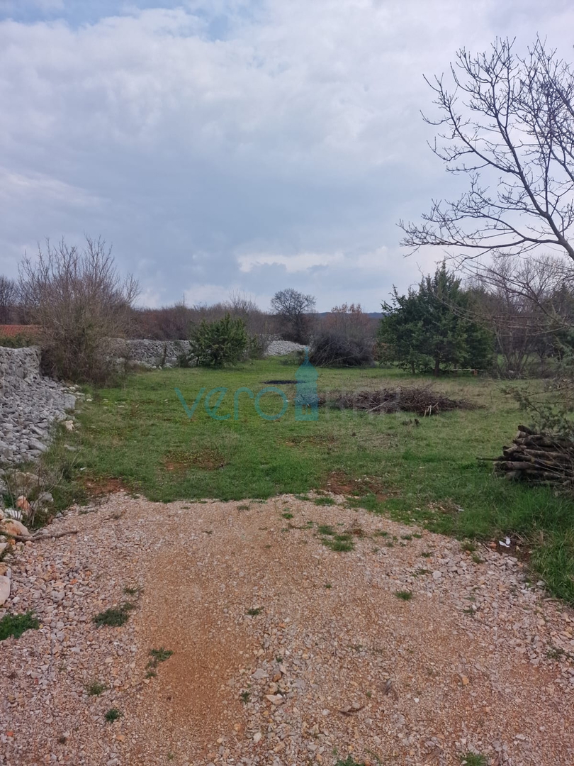Krk okolica,  2651m2 poljoprivredno zemljište, potencijal za maslinik, prodaja