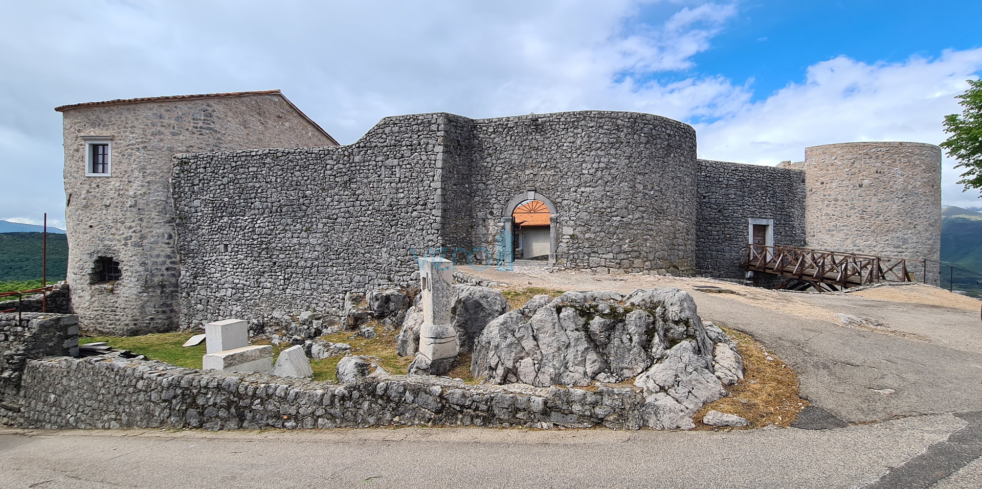 Rijeka, Grobnik dvojna obiteljska kuća, 162m2, 200 m2 vrt, trajni pogled, prodaja