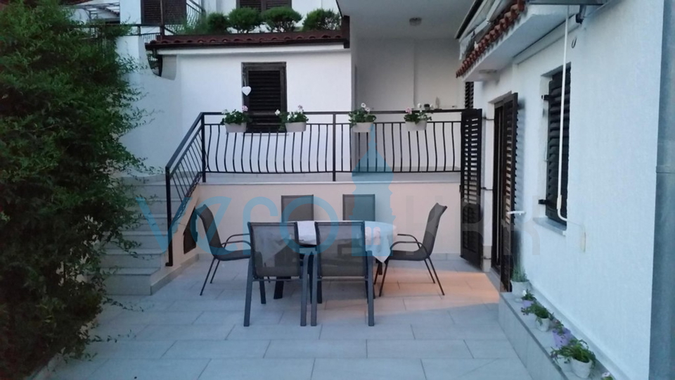 Crikvenica, Erdgeschosswohnung 62m2 mit Terrasse und Garten, zu verkaufen