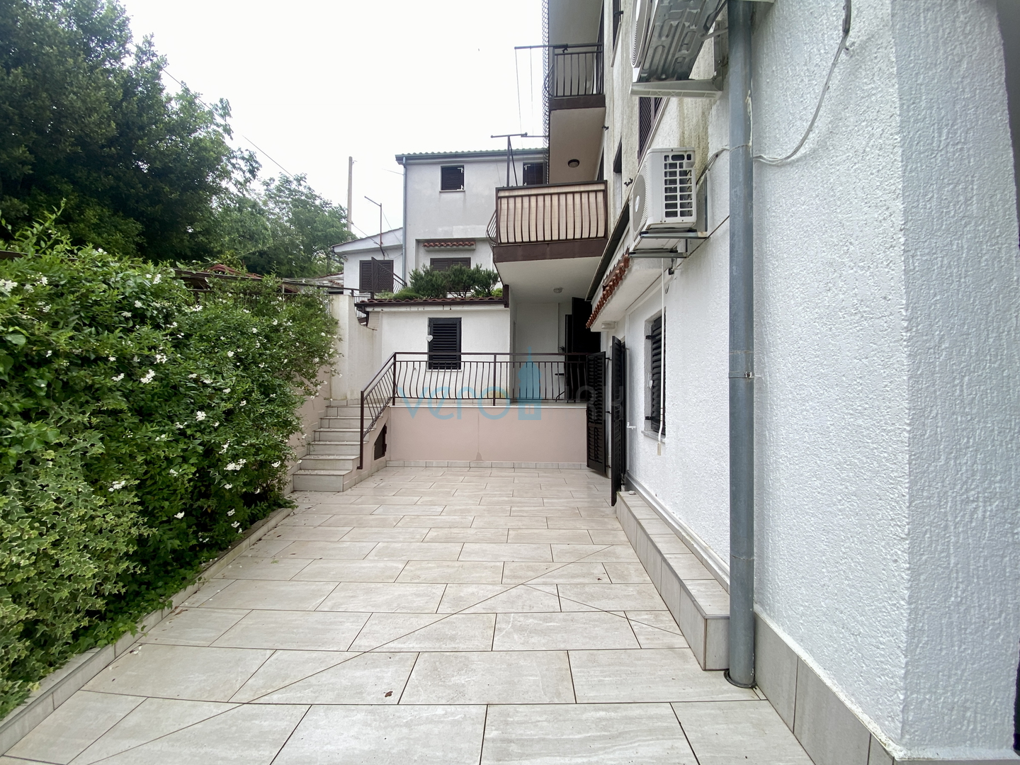Crikvenica, Erdgeschosswohnung 62m2 mit Terrasse und Garten, zu verkaufen