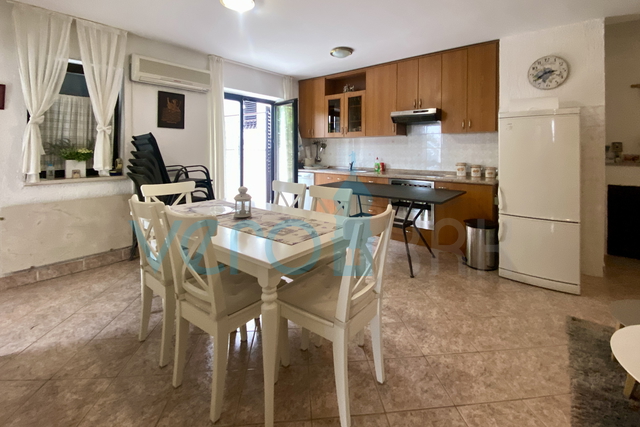 Crikvenica, Erdgeschosswohnung 62m2 mit Terrasse und Garten, zu verkaufen