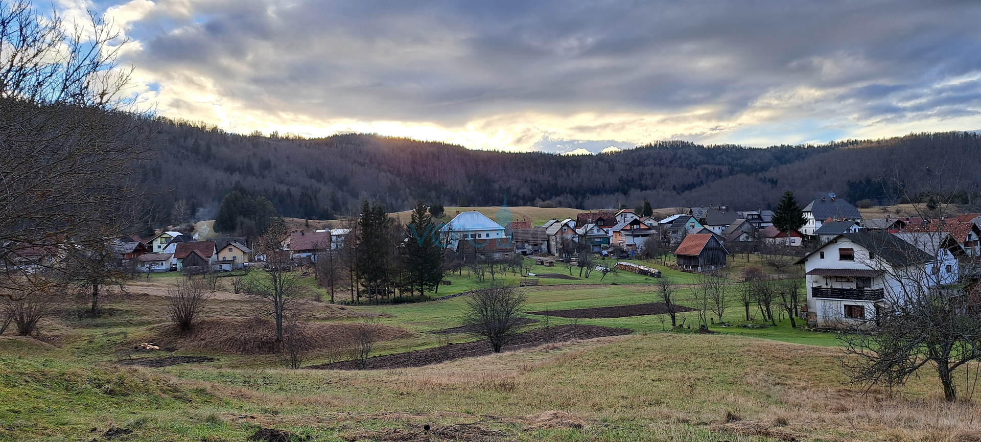 Čabar,Prezid,samostojeća kuća,velika okućnica,drvarnica,prodaja