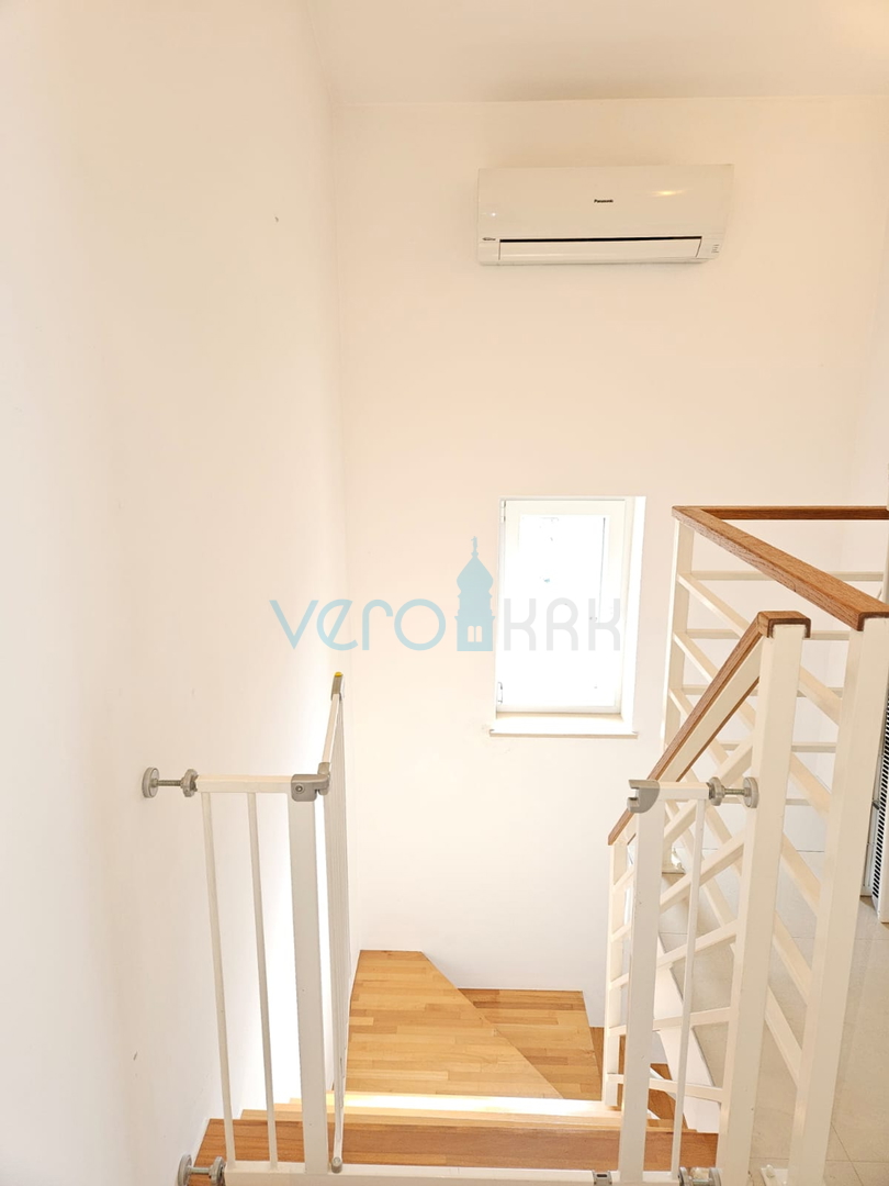 Malinska, near the center, Nice two-story apartment 100 m2 with an open sea view, for sale