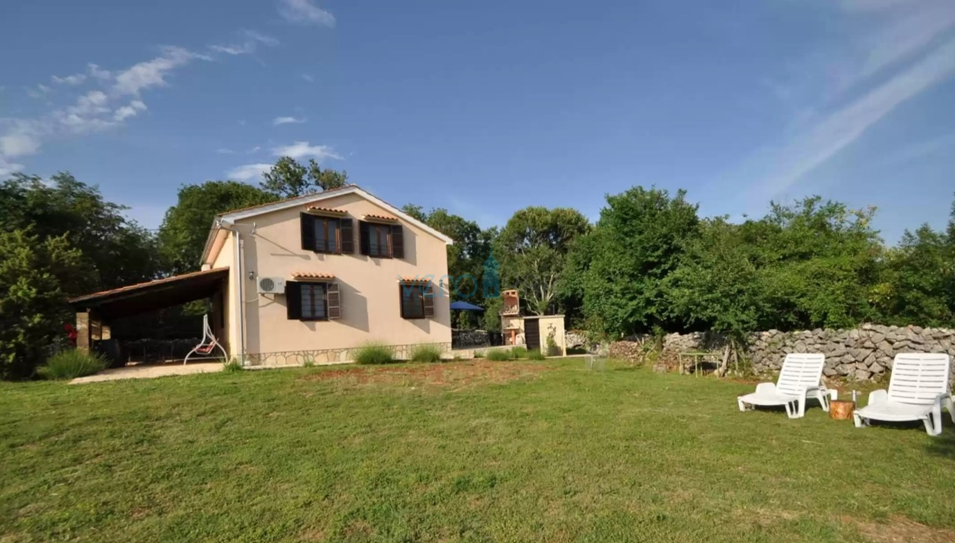 Otok Krk, Vrbnik, okolica, Samostojeća kuća na velikoj parceli u zelenilu i miru, prodaja