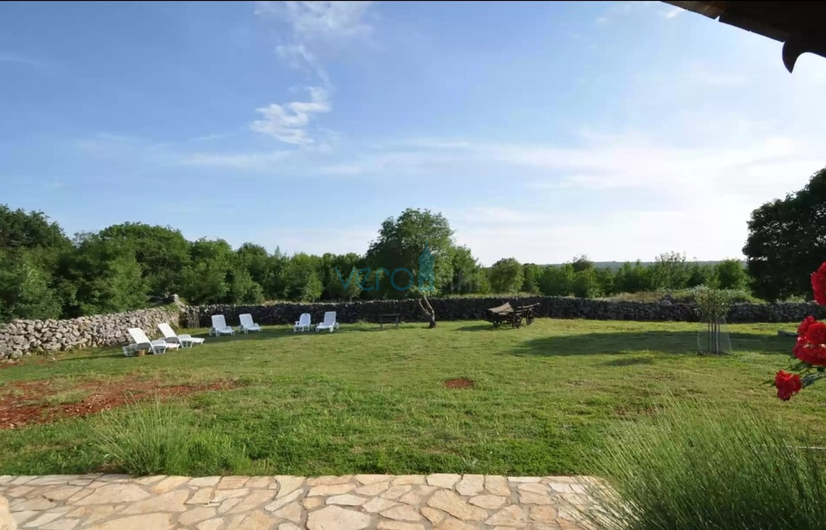 Otok Krk, Vrbnik, okolica, Samostojeća kuća na velikoj parceli u zelenilu i miru, prodaja