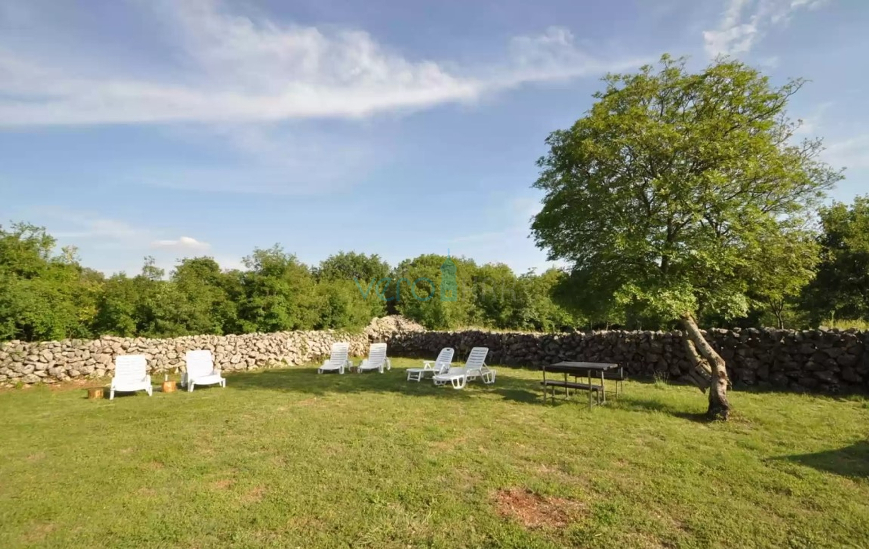 Otok Krk, Vrbnik, okolica, Samostojeća kuća na velikoj parceli u zelenilu i miru, prodaja