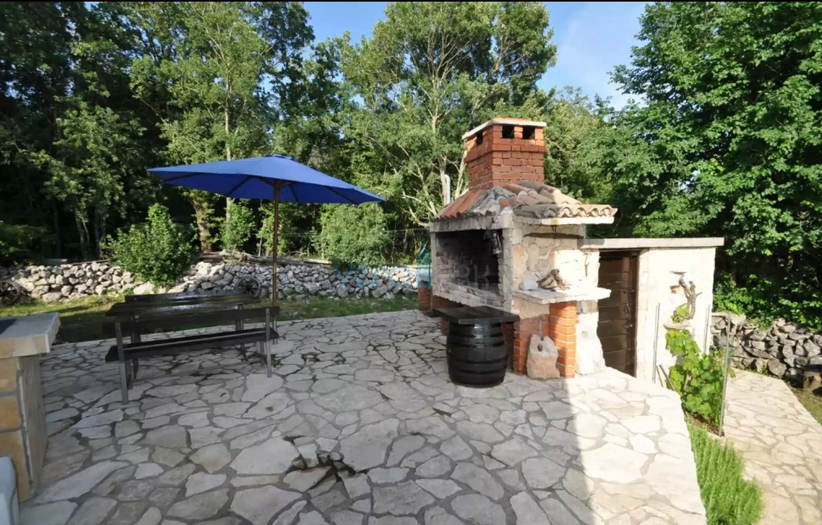 Otok Krk, Vrbnik, okolica, Samostojeća kuća na velikoj parceli u zelenilu i miru, prodaja