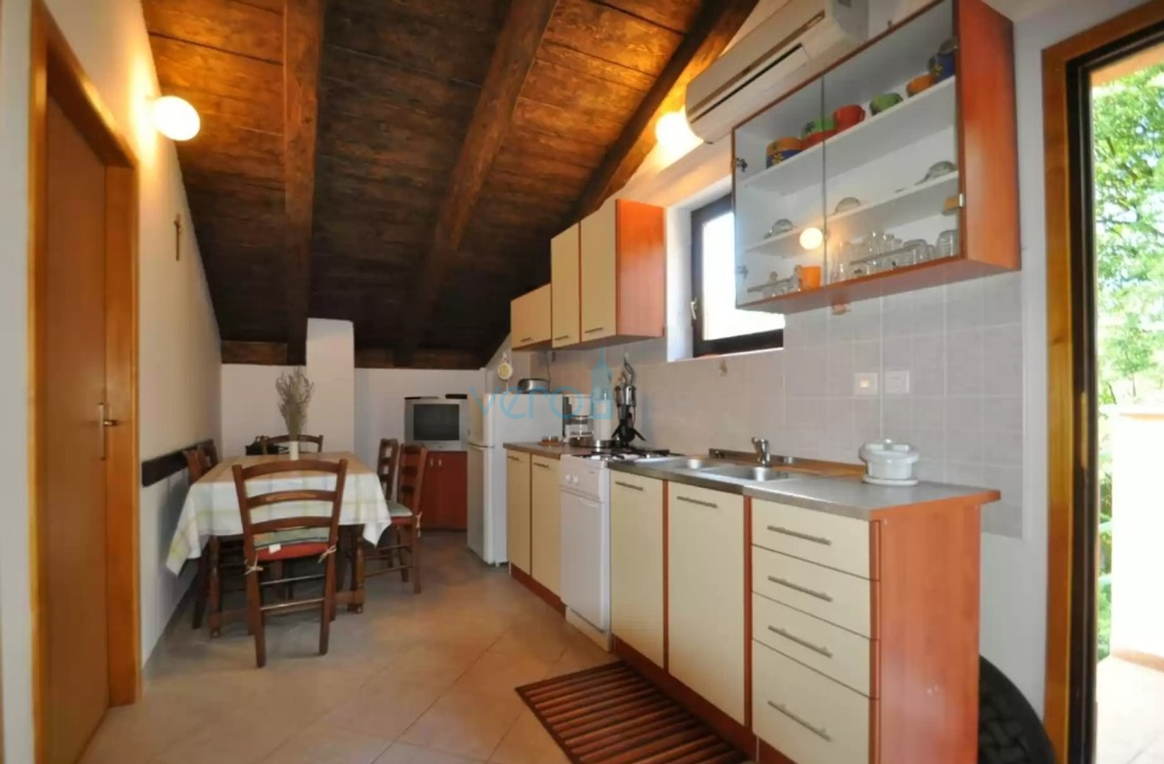 Otok Krk, Vrbnik, okolica, Samostojeća kuća na velikoj parceli u zelenilu i miru, prodaja