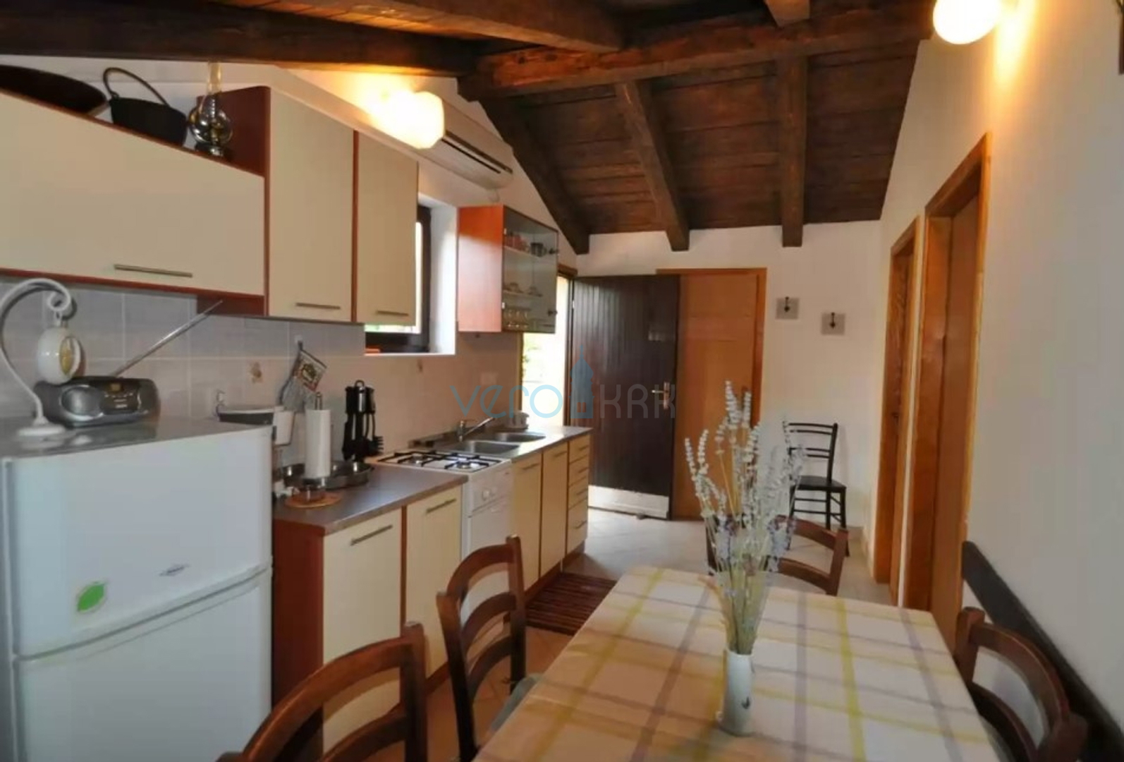 Otok Krk, Vrbnik, okolica, Samostojeća kuća na velikoj parceli u zelenilu i miru, prodaja