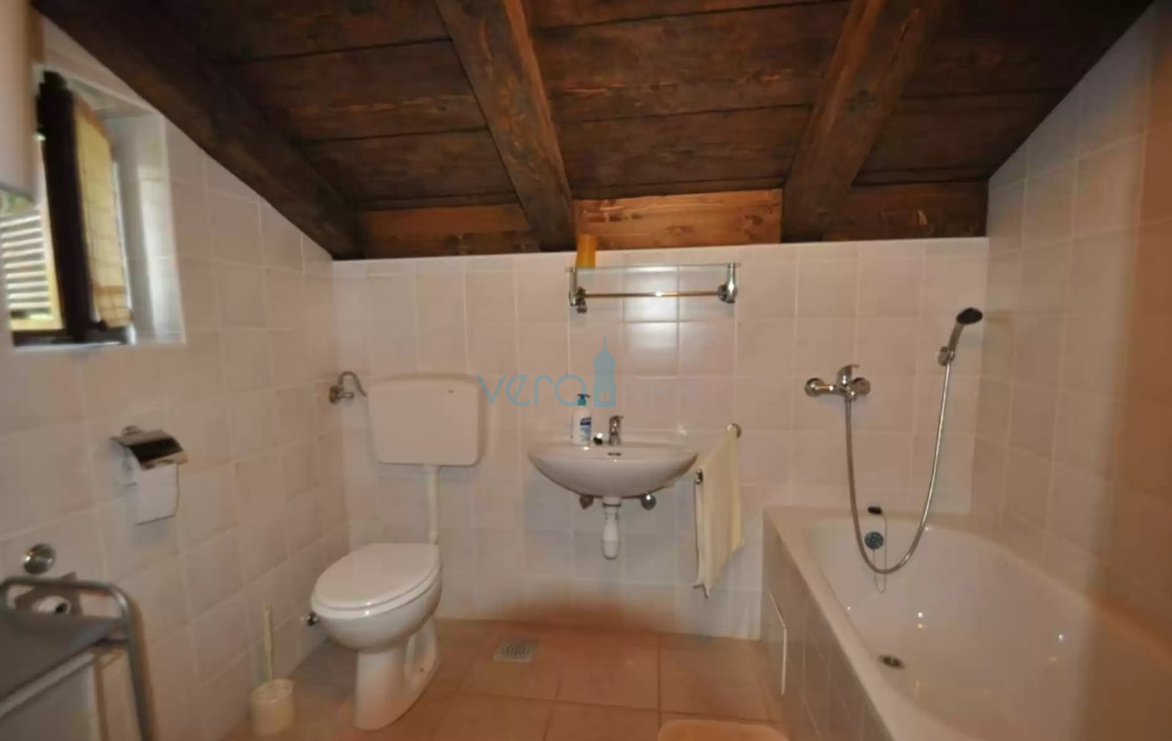 Otok Krk, Vrbnik, okolica, Samostojeća kuća na velikoj parceli u zelenilu i miru, prodaja