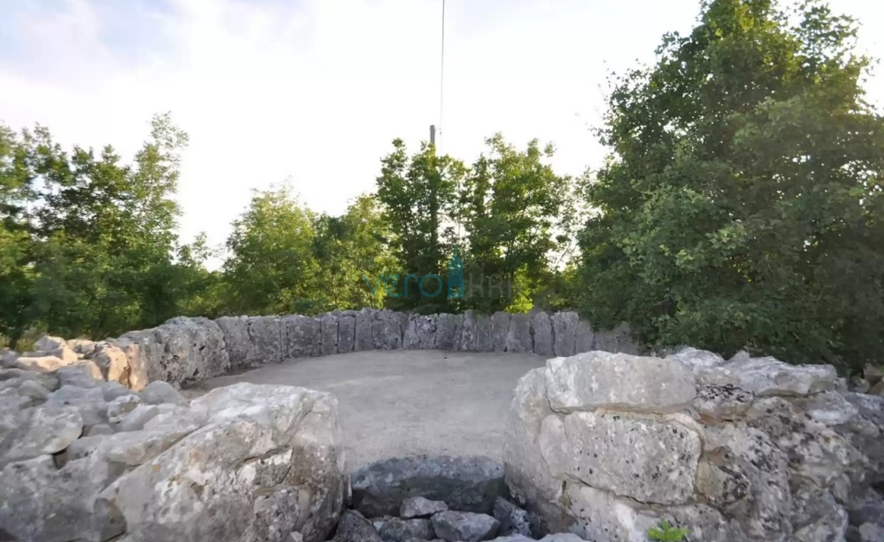 Otok Krk, Vrbnik, okolica, Samostojeća kuća na velikoj parceli u zelenilu i miru, prodaja