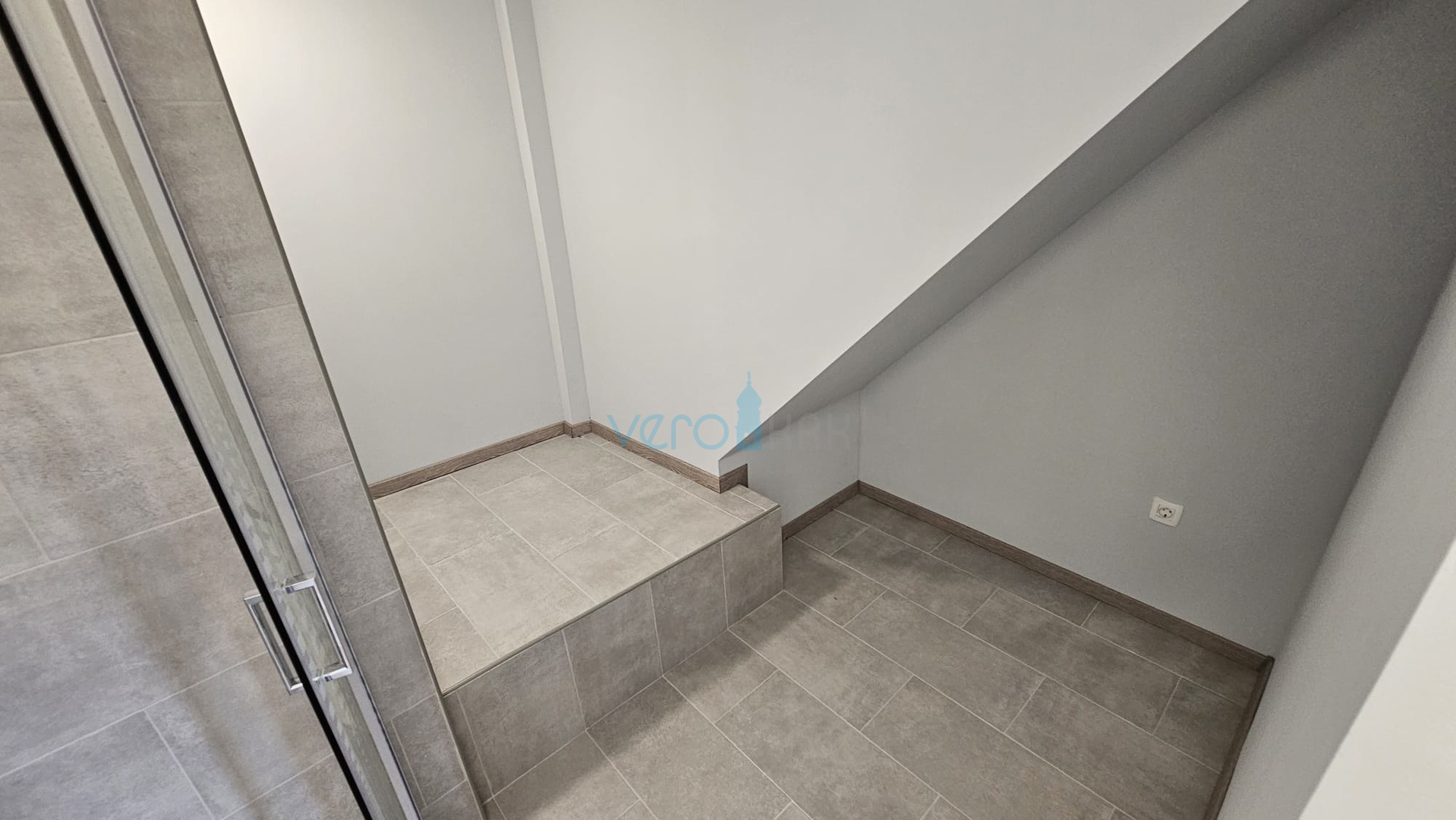 Otok Krk, grad Krk, šira okolica, renovirana kamena kuća u nizu krajnja, djelomičan pogled na more, prodaja