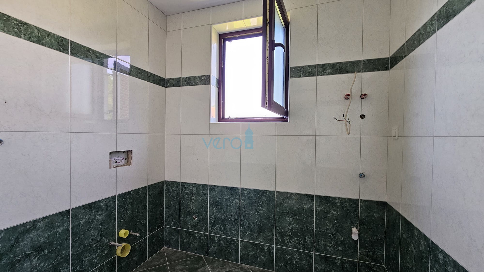 Otok Krk, Dobrinj, dvojna kuća sa dva stana 130m2, okućnica 300m2, prodaja