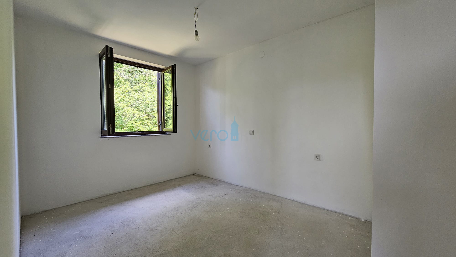 Otok Krk, Dobrinj, dvojna kuća sa dva stana 130m2, okućnica 300m2, prodaja