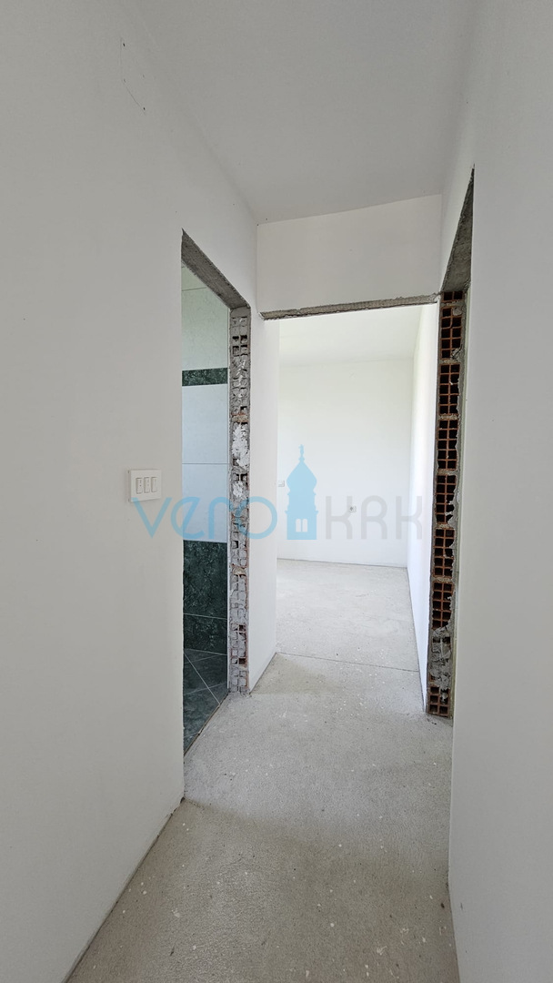 Otok Krk, Dobrinj, dvojna kuća sa dva stana 130m2, okućnica 300m2, prodaja