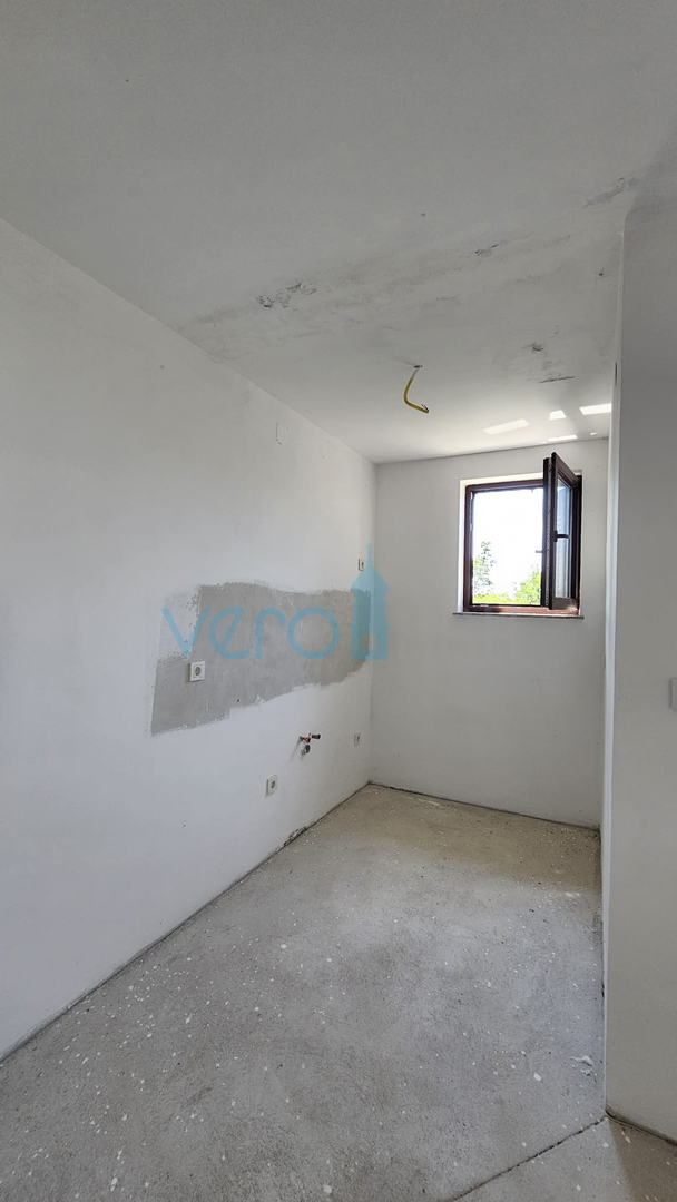 Otok Krk, Dobrinj, dvojna kuća sa dva stana 130m2, okućnica 300m2, prodaja