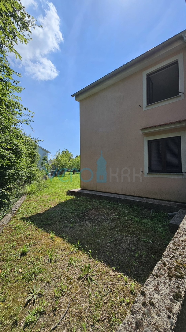 Otok Krk, Dobrinj, dvojna kuća sa dva stana 130m2, okućnica 300m2, prodaja