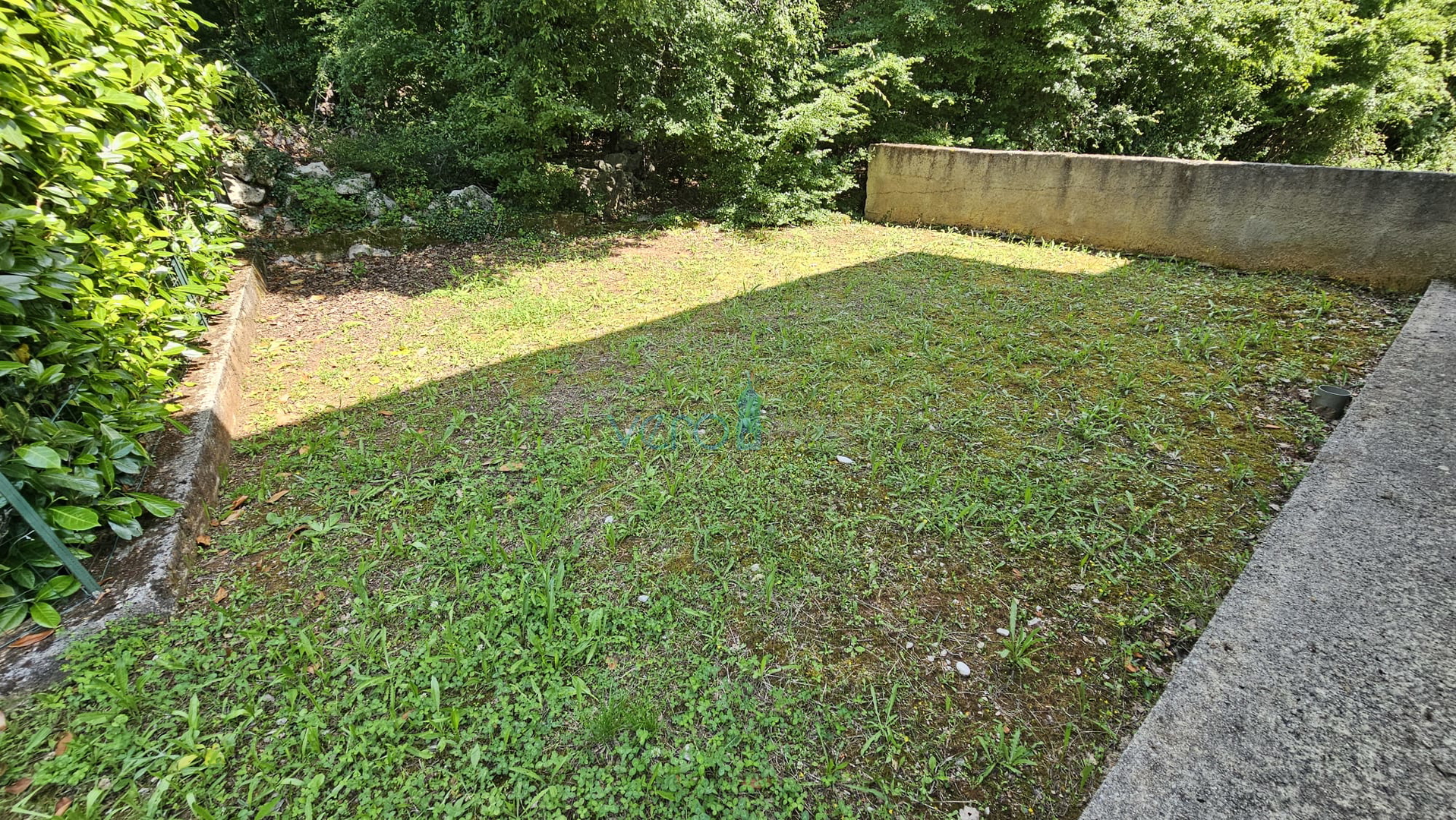 Otok Krk, Dobrinj, dvojna kuća sa dva stana 130m2, okućnica 300m2, prodaja